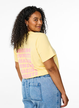 Zizzi T-skjorte i økologisk bomull med ryggtrykk, Gul, Model image number 2