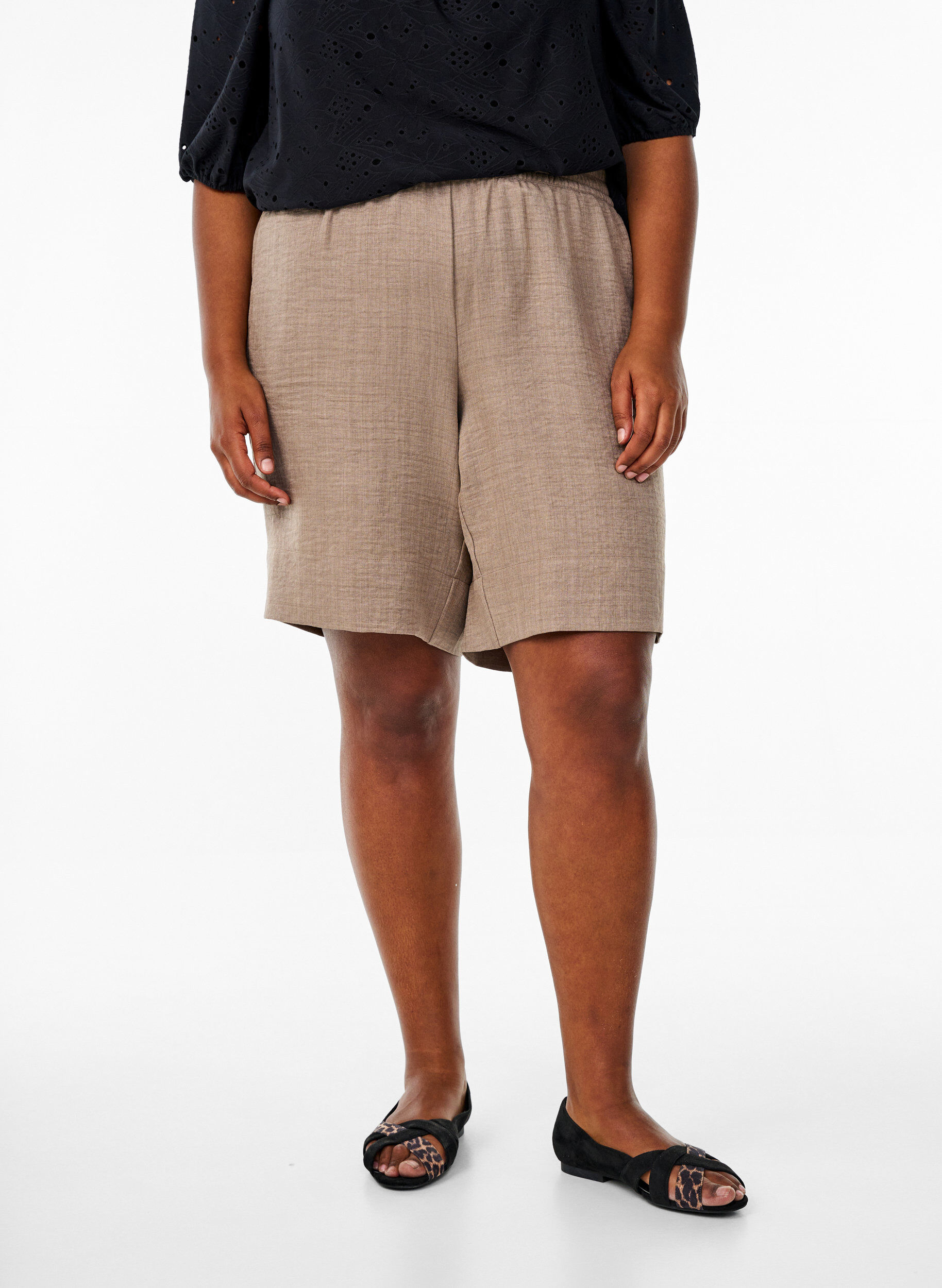 Zizzi Shorts med lommer og h&oslash;y midje, Brun, Model image number 3