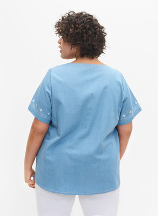 Kortermet bluse med broderi, Light blue denim, Model image number 1