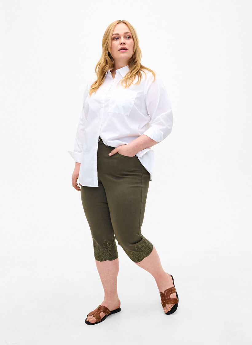 Knebukser med høy midje og engelsk broderi, Dusty Olive, Model image number 0