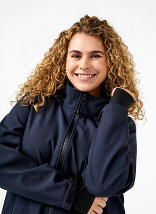 Zizzi Kort softshelljakke med avtakbar hette, Blå, Model image number 4