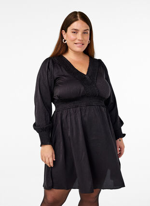 Zizzi Kort kjole med smock-detaljer, Svart, Model image number 0