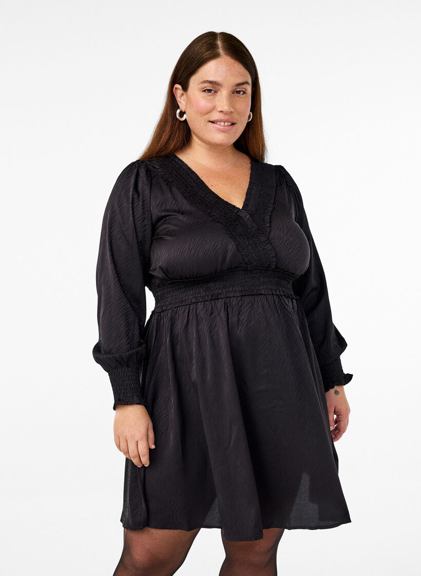 Kort kjole med smock-detaljer, Svart, Model image number 0