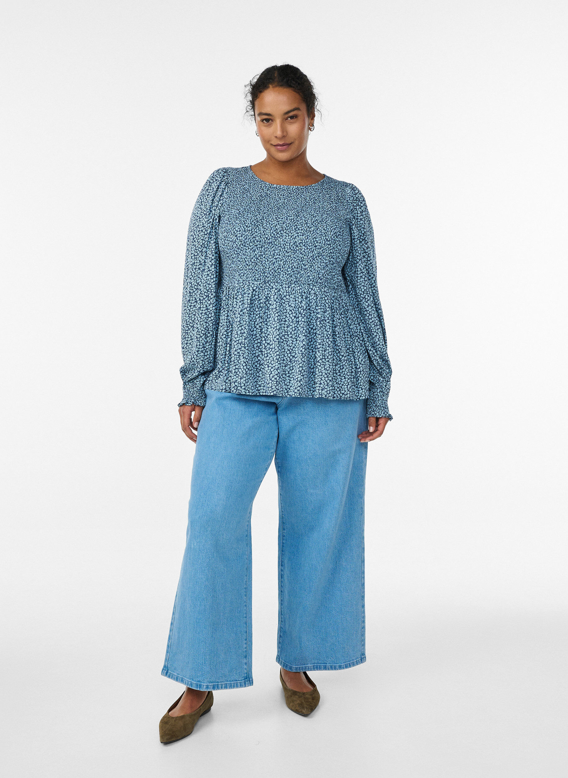 Zizzi Bluse med smocket topp og blomstertrykk, Bl&aring;, Model image number 1