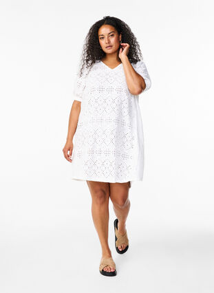 Zizzi Kort kjole med v-hals og hullmønster, Bright White, Model image number 2