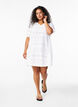 Kort kjole med v-hals og hullmønster, Bright White, Model image number 2