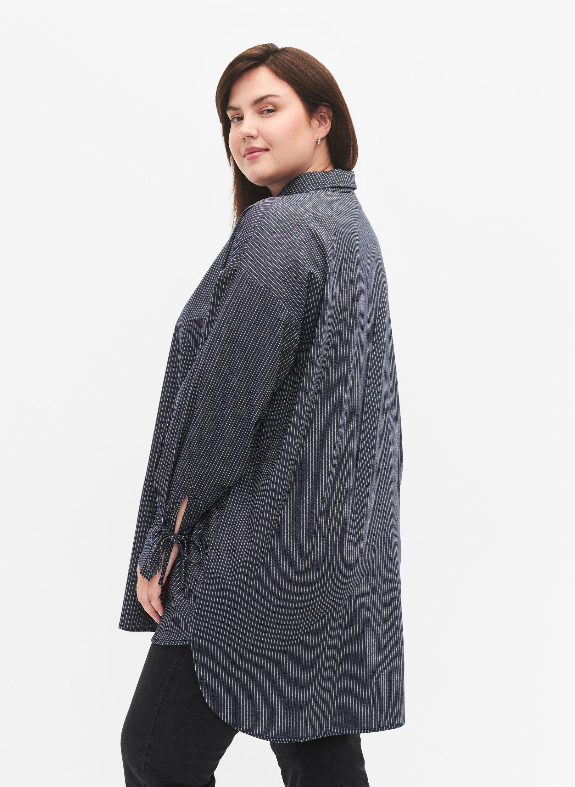 Zizzi Skjorte med knytting p&aring; erm, Navy Stripe, Model image number 1