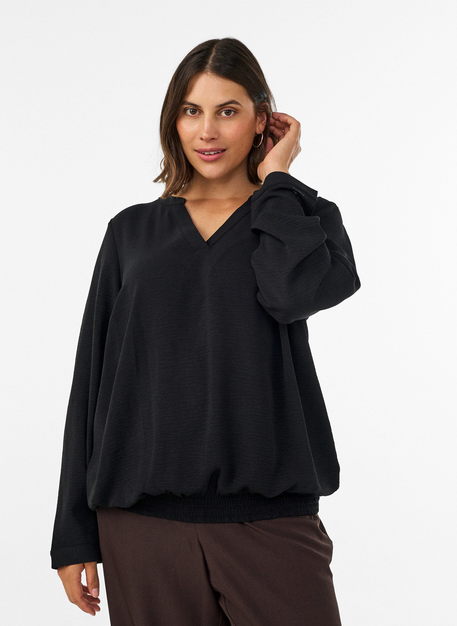 Bluse med ballongsilhuett og V-hals, Svart, Model