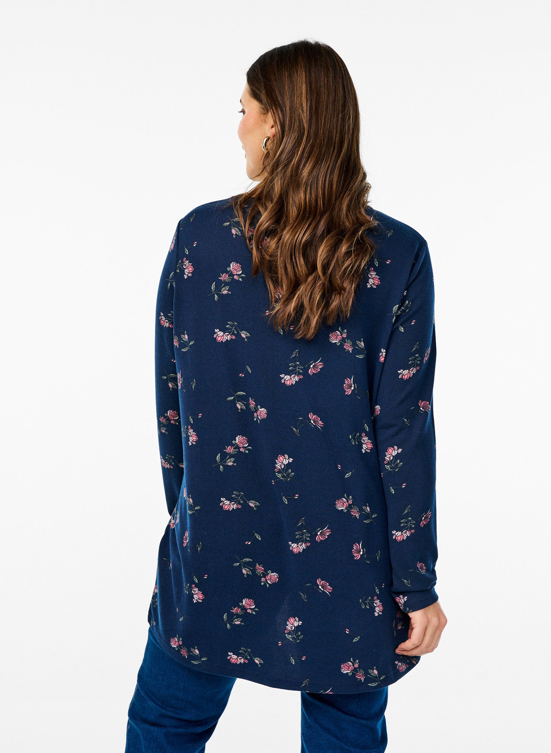 Zizzi Blomstret bluse med lange ermer, Bl&aring;, Model image number 2