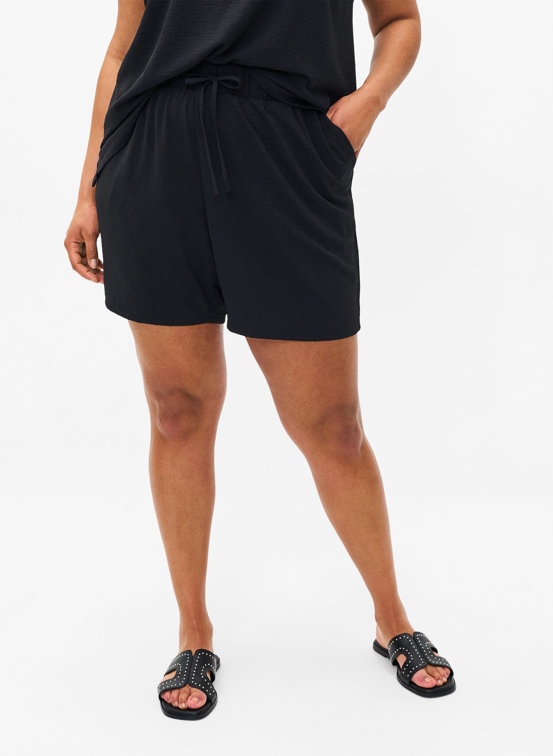 ZizziShorts med lommer og elastisk linning, Svart, Model image number 3