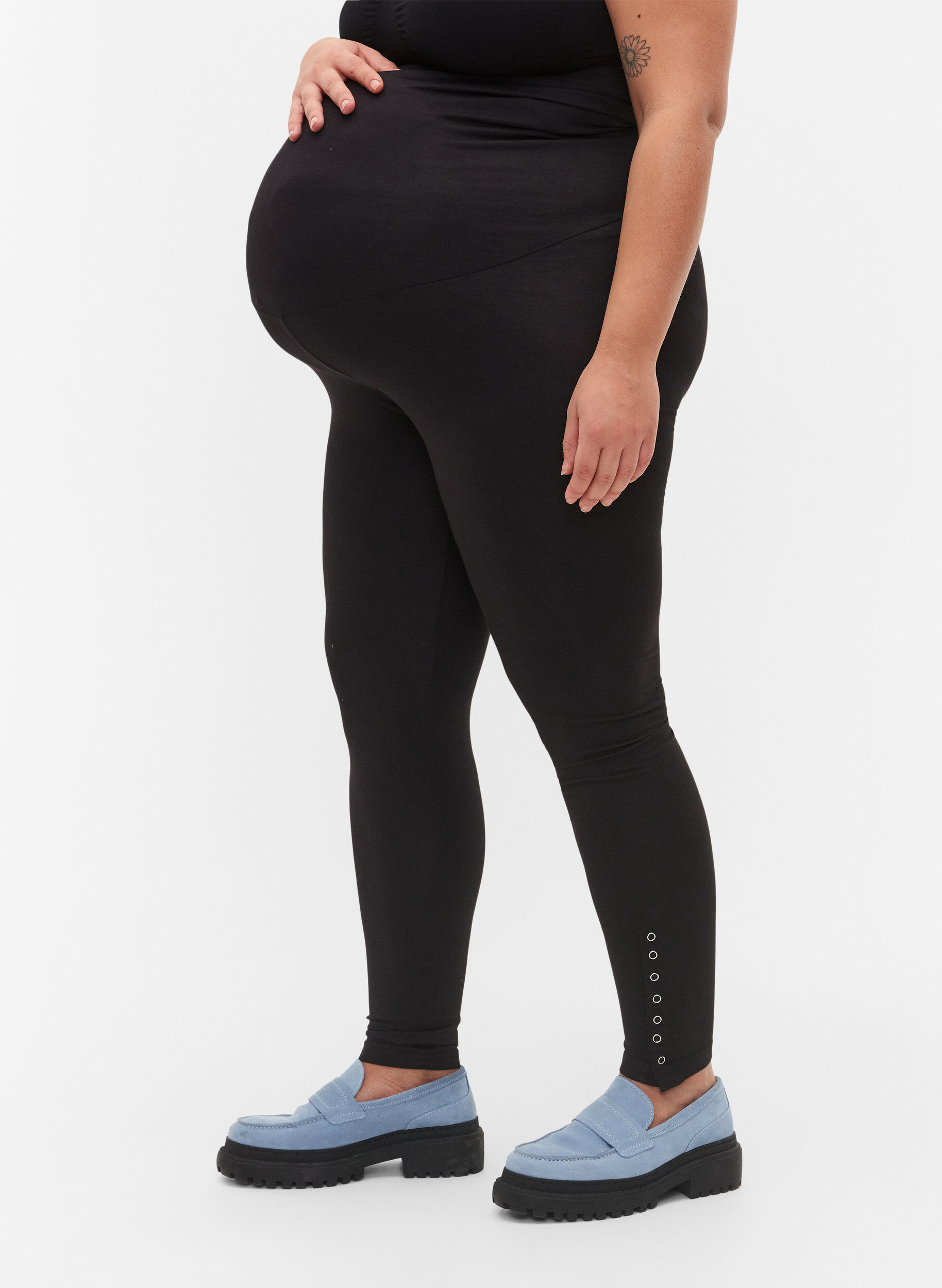 Zizzi Leggings til gravide i viskose med knapper, Black, Model image number 3