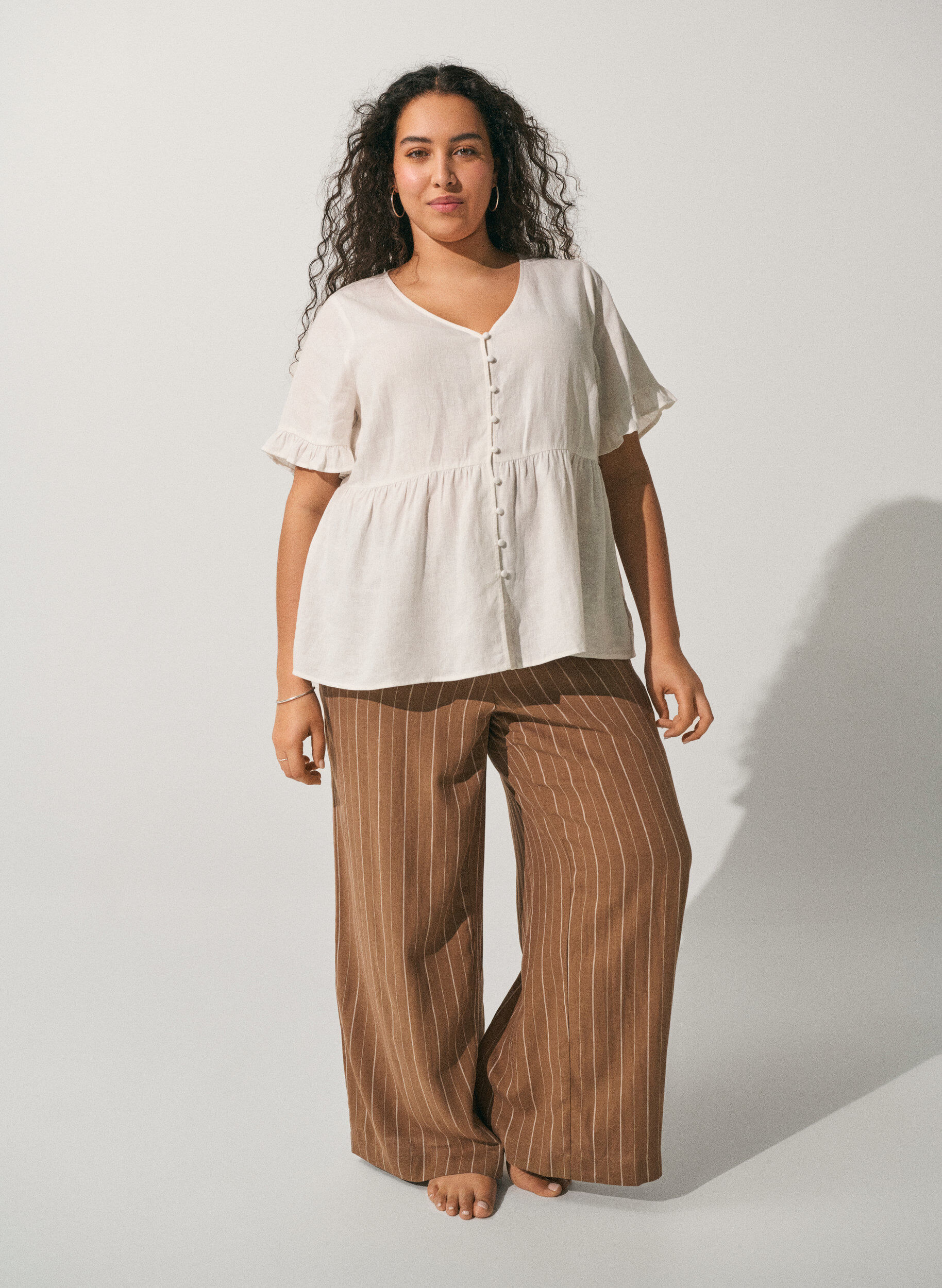 Zizzi Bluse i lin og viskose med V-hals og knappelukking, Hvit, Image image number 0