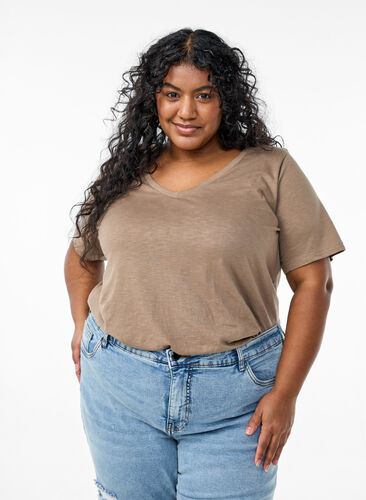 Zizzi Kortermet basic t-skjorte med v-hals, Brun, Model image number 0