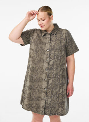 Zizzi Kort denim skjortekjole med slangeprint, Light Snake AOP, Model image number 2