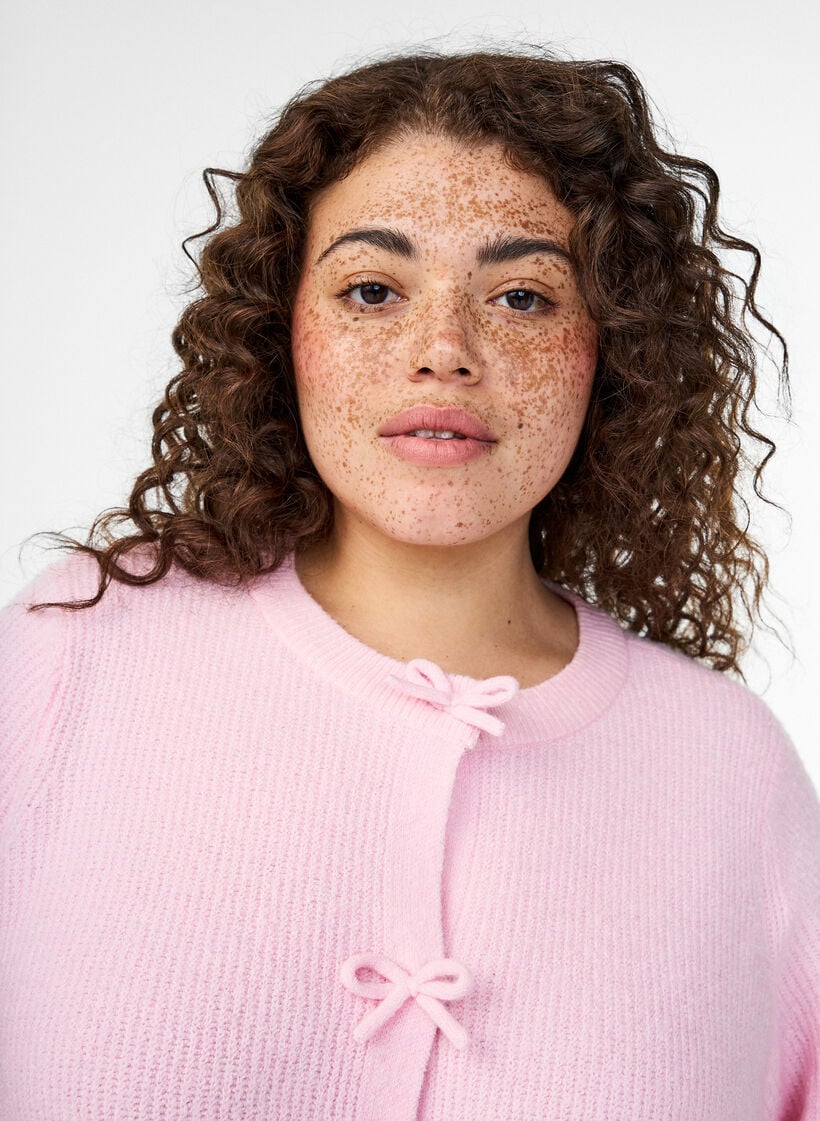 Kortermet strikke kardigan med sløyfer, Rosa, Model