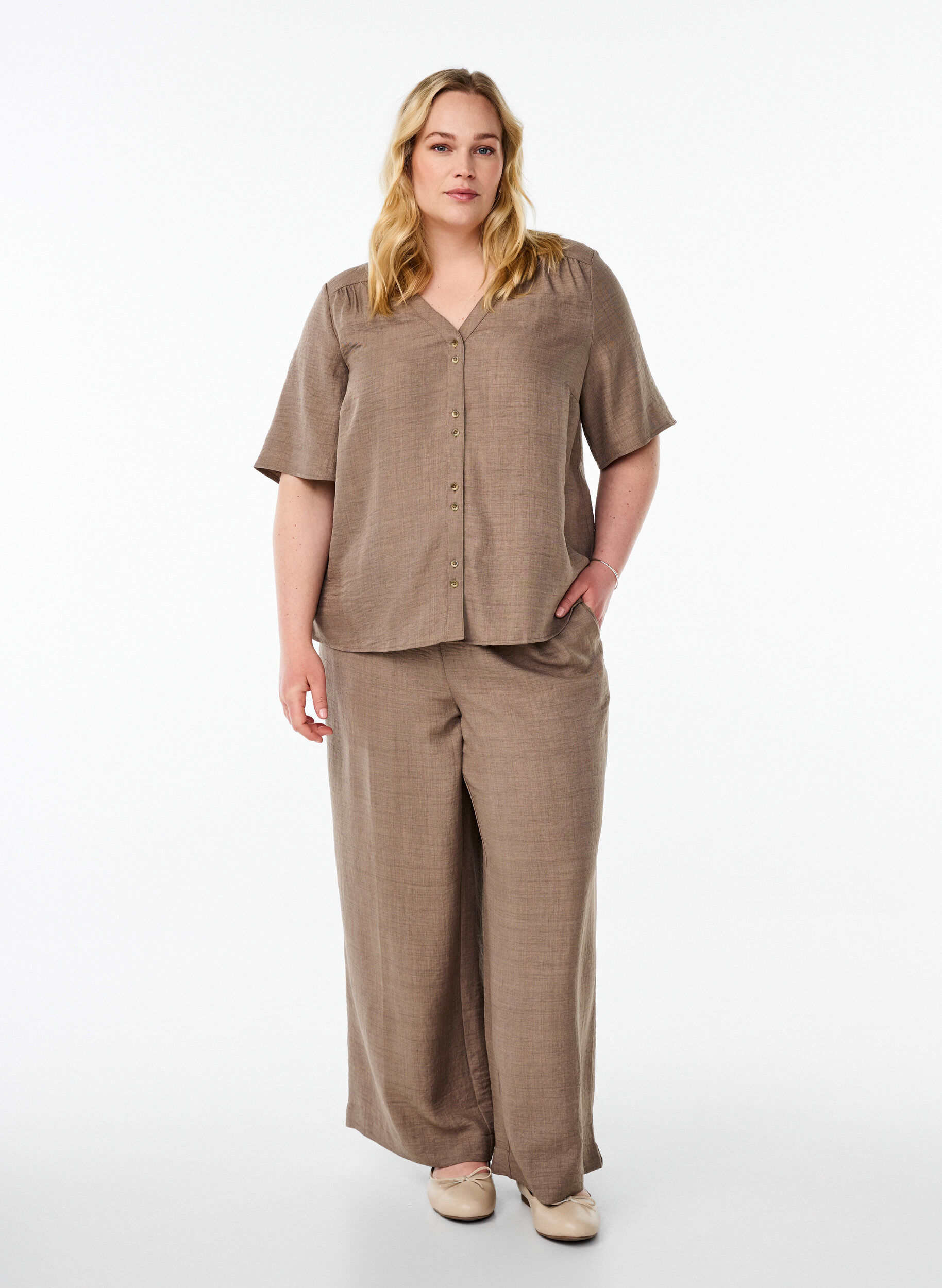 ZizziSkjortebluse med V-hals eog korte ermer, Brun, Model image number 1