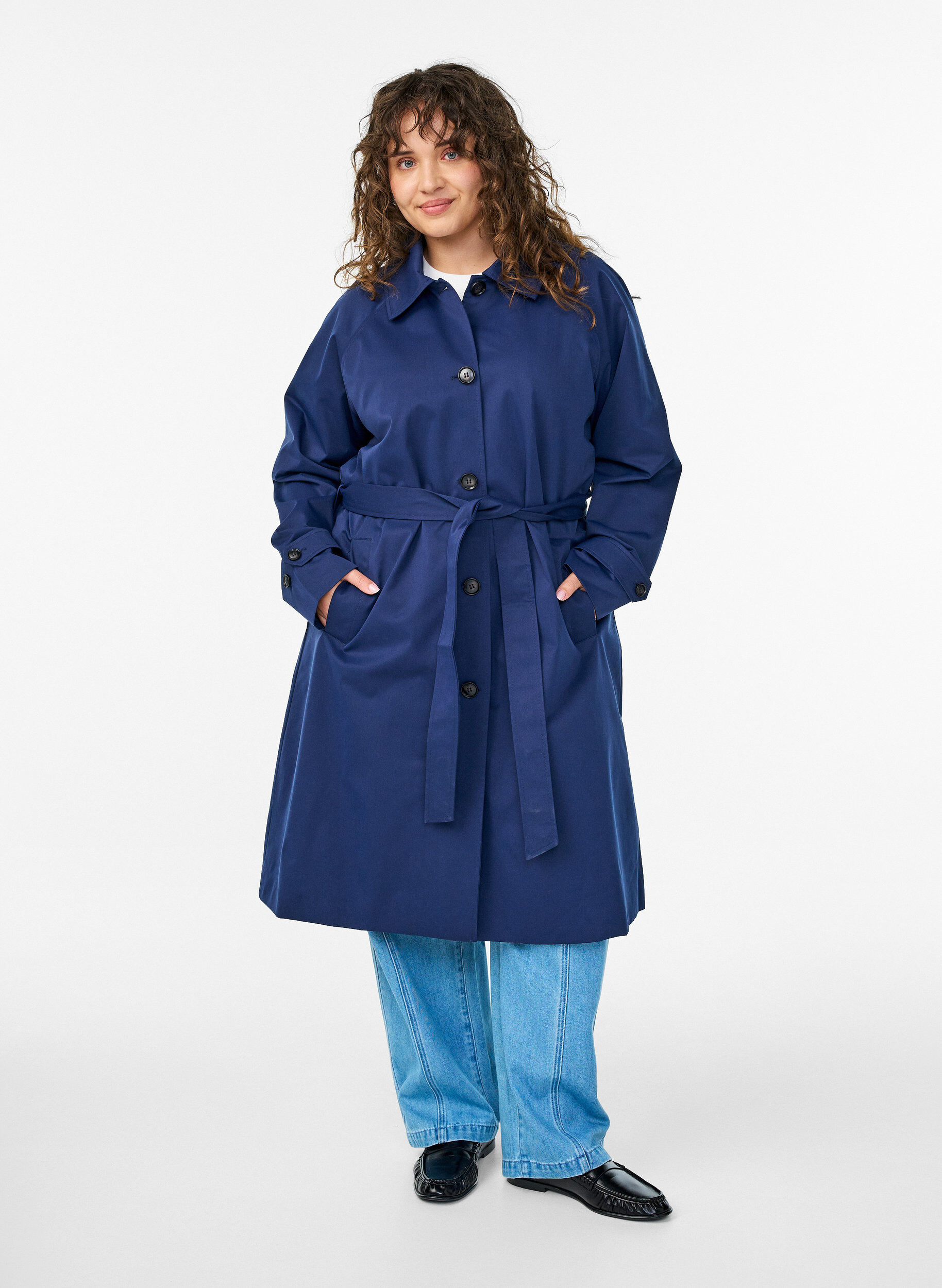 Trenchcoat med belte og splitter, Bl&aring;, Model