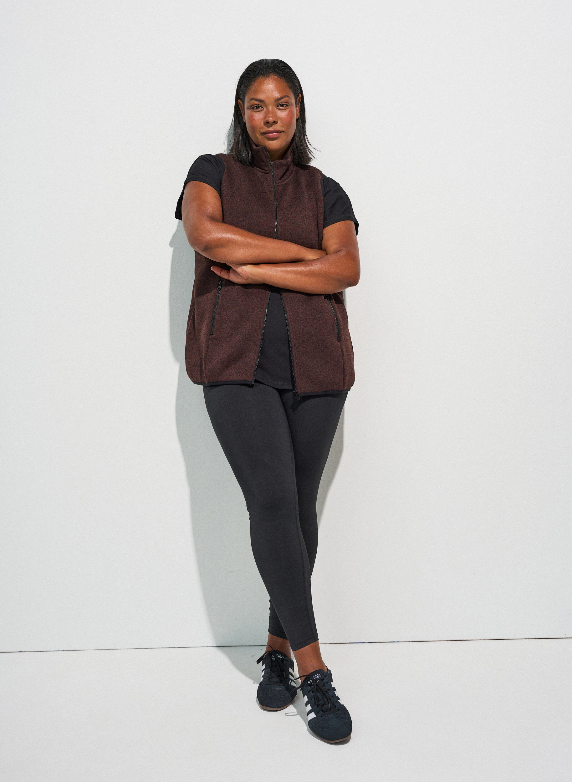 Vest med h&oslash;y hals og glidel&aring;s, Brun, Model