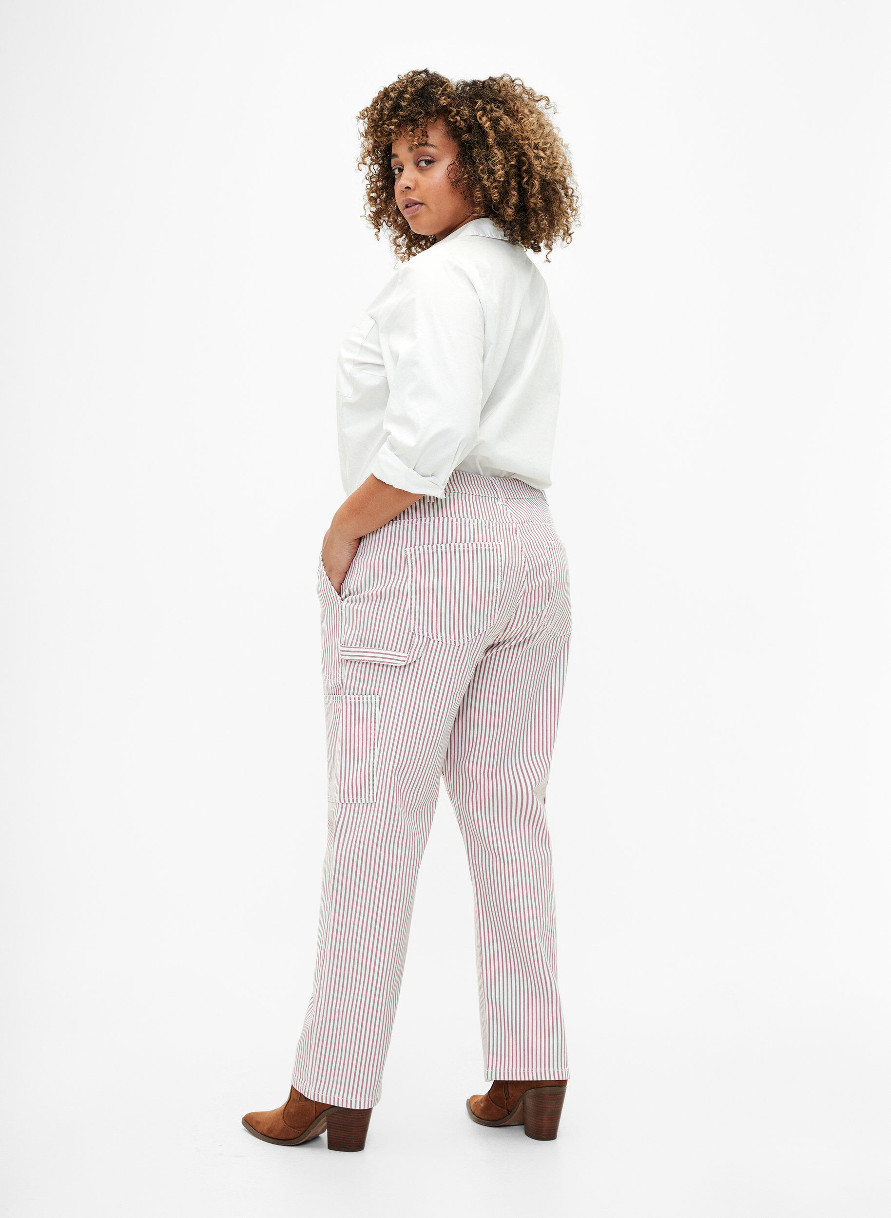 Zizzi Stripete cargojeans med rett passform, Rose White Stripe, Model image number 1