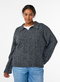 Kabelstrikket genser med polokrage, Grå Kabelstrikket genser med polokrage, Grå, Model