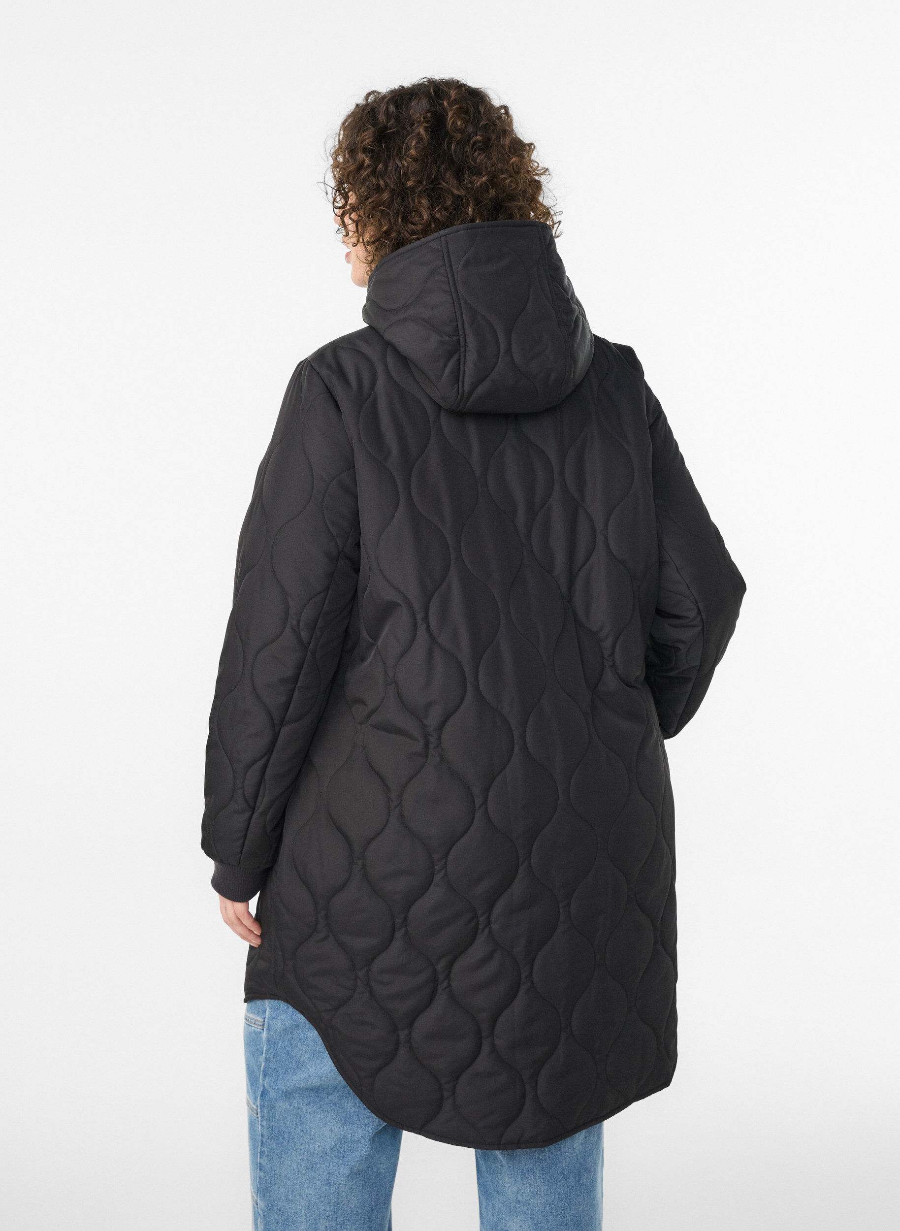 ZizziMellomlang quiltet jakke med hette, Svart, Model image number 2