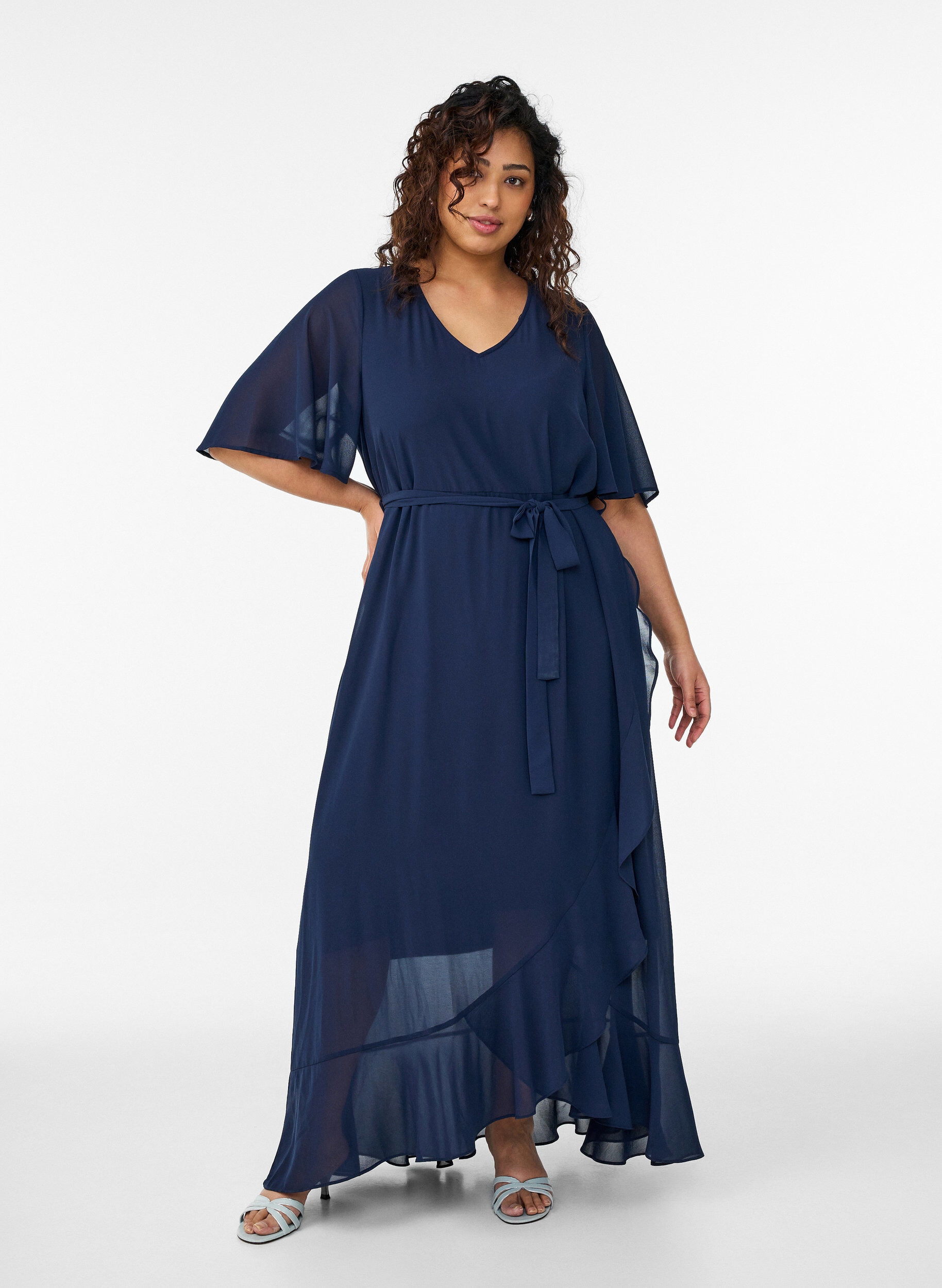 Chiffon maxikjole med V-hals og rysjekant, Bl&aring;, Model