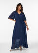 Chiffon maxikjole med V-hals og rysjekant, Bl&aring;, Model image number 0