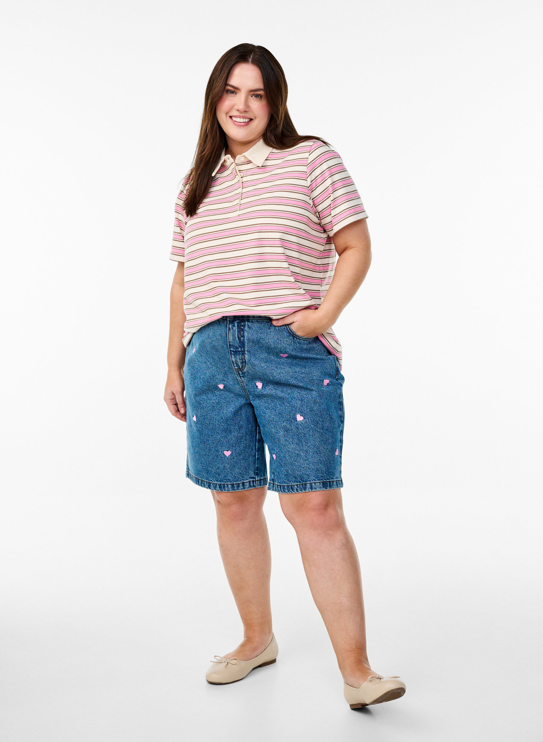 Zizzi Dongerishorts med h&oslash;y midje, med broderte hjerter, Bl&aring;, Model image number 1