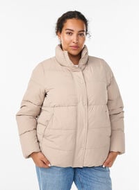 Kort polstret boblejakke med høy hals, Beige Kort polstret boblejakke med høy hals, Beige, Model