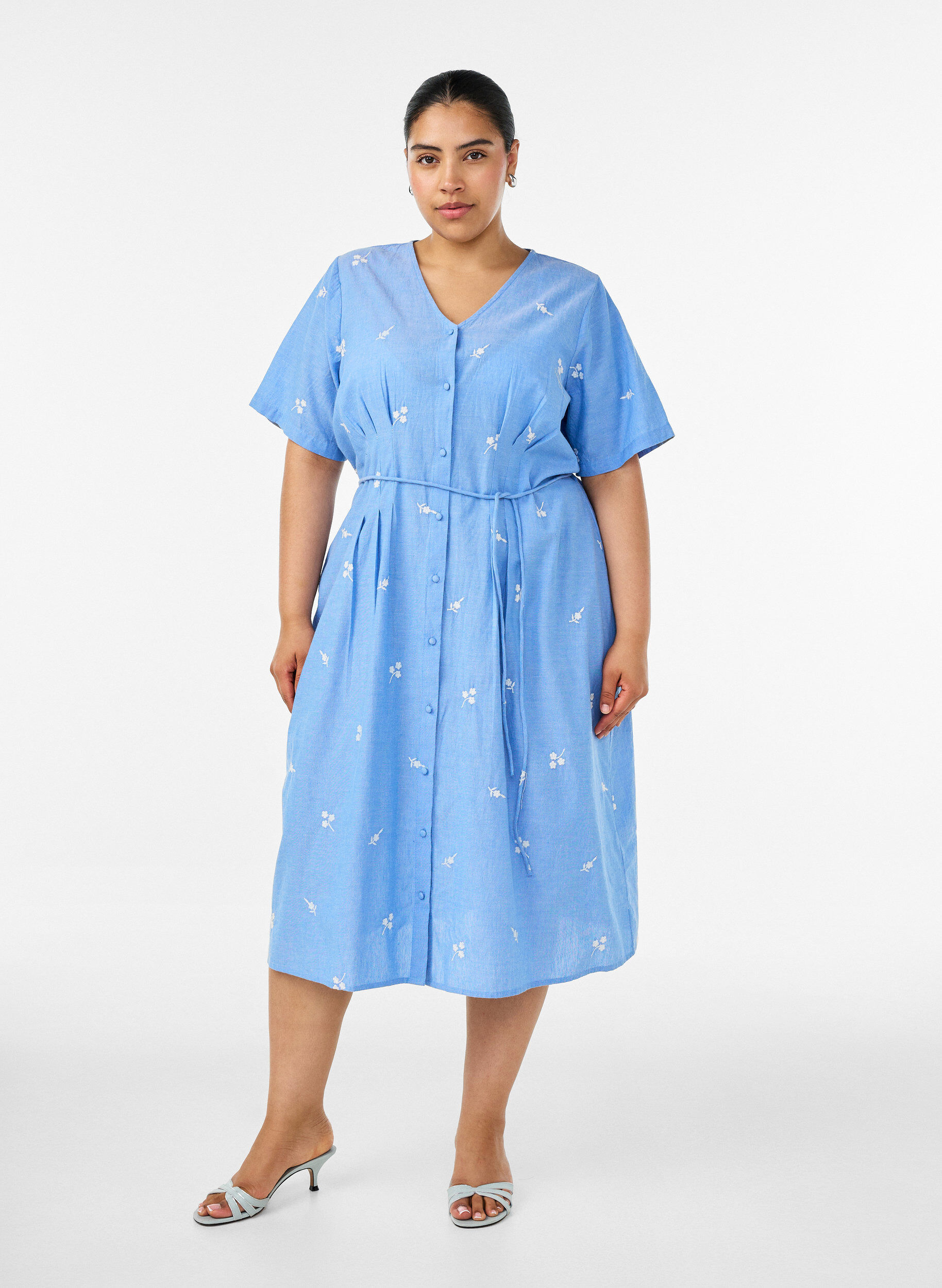 ZizziSkjortekjole i bomull med broderte blomster, Bl&aring;, Model image number 0