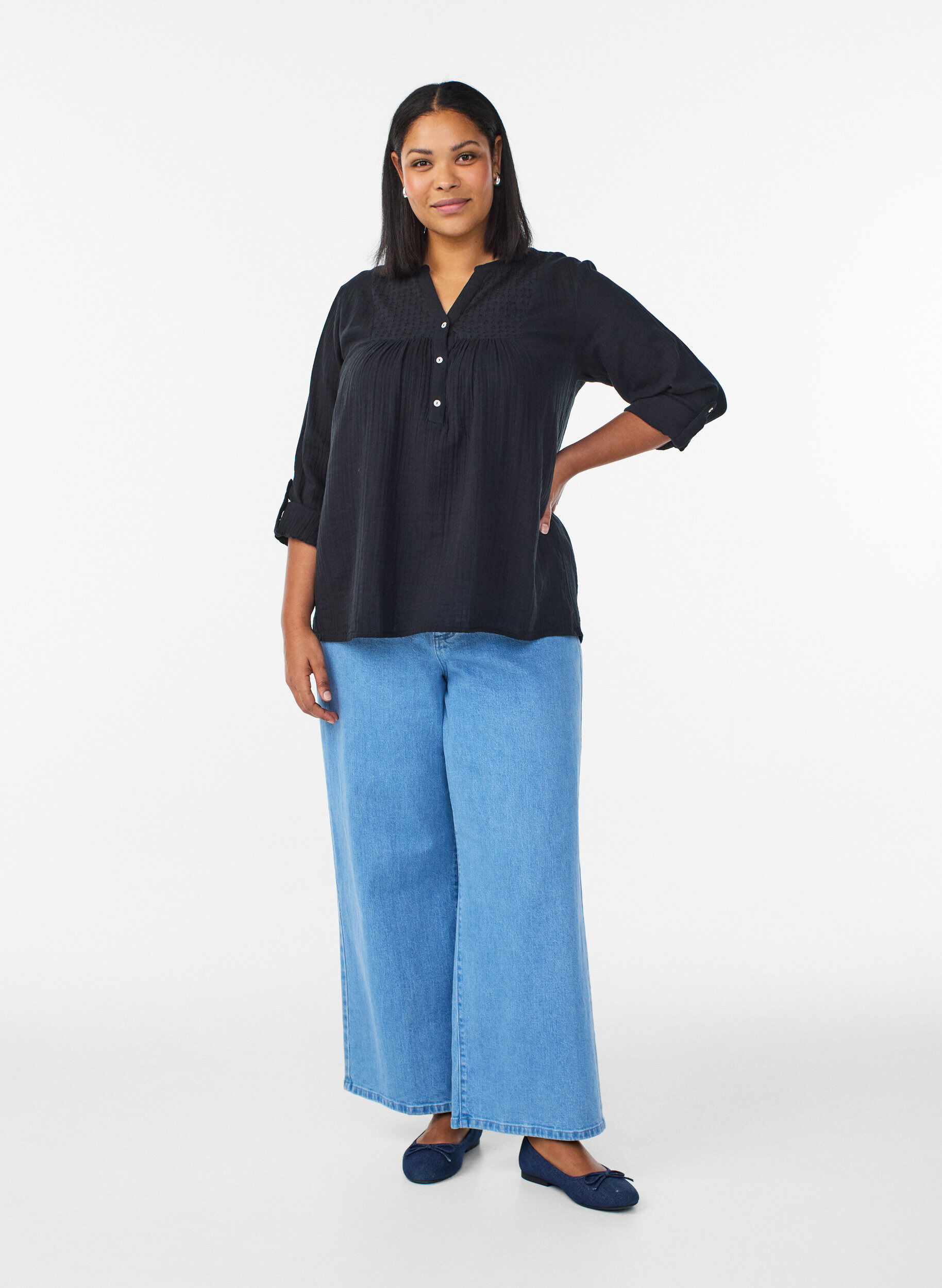 Zizzi Bluse i bomullsmuslin med broderie anglaise, Svart, Model image number 1