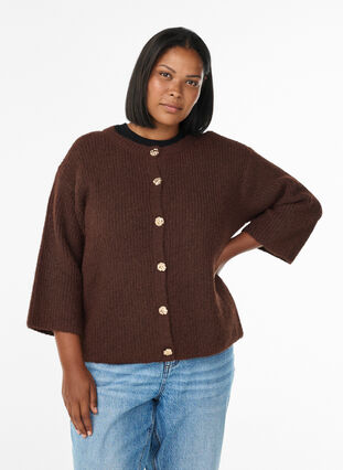 Zizzi Kort cardigan med 3/4-ermer og gullfargede teksturerte knapper, Brun, Model image number 0
