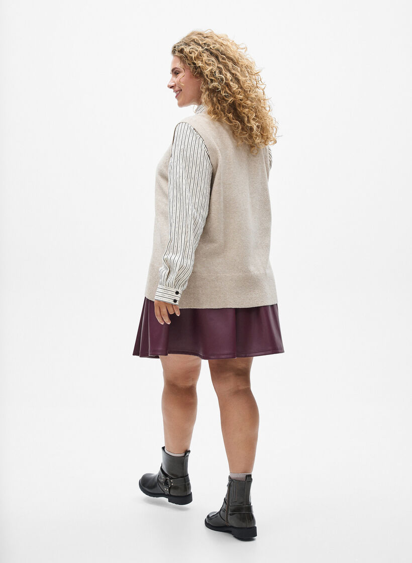 Kort skaterskjørt i imitert skinn, Vineyard Wine, Model