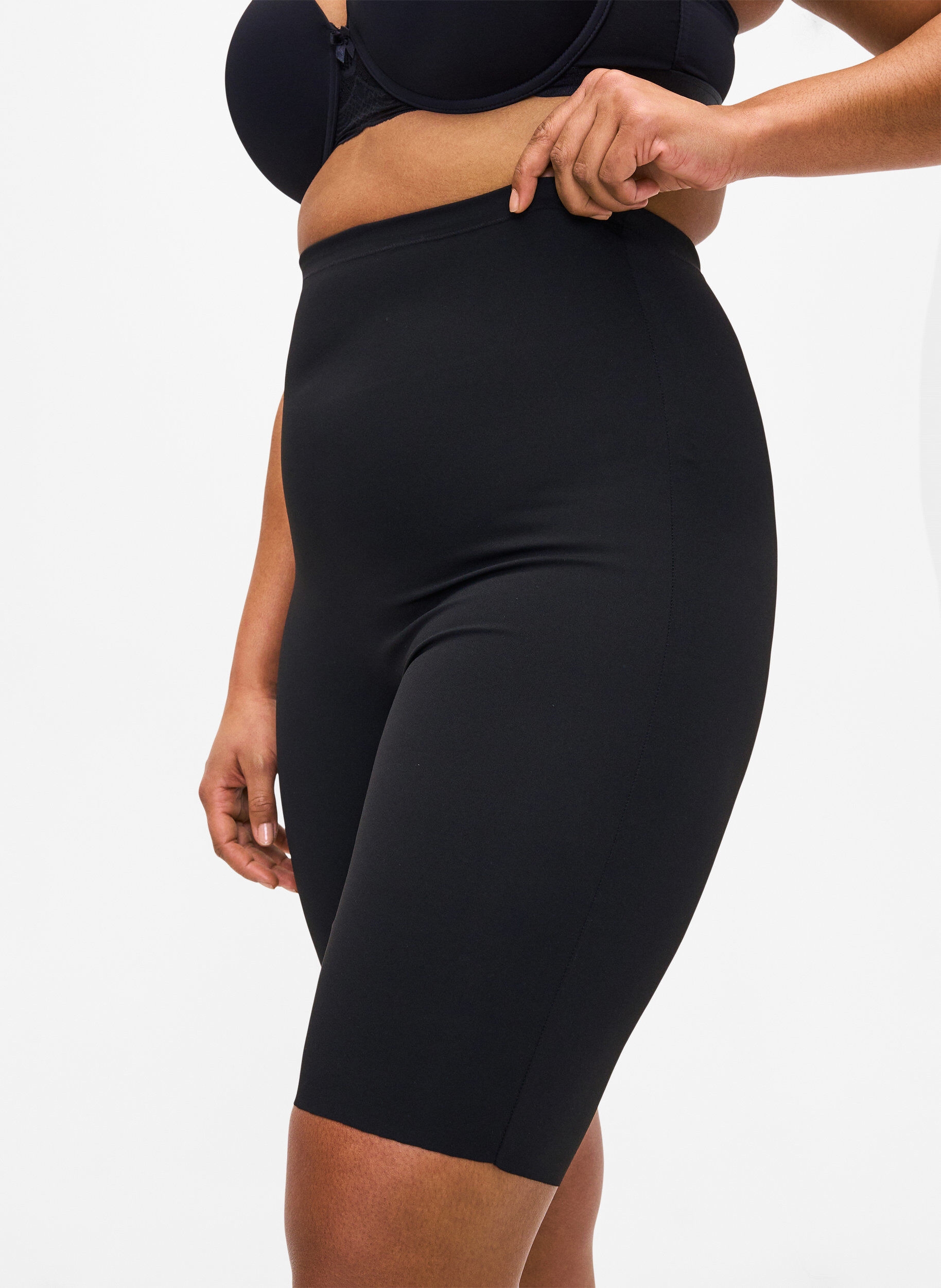 ZizziLett shapewear lang shorts, Svart, Model image number 2