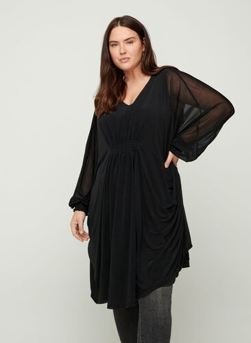 Langermet kjole med V-hals og smock, Black, Model image number 0