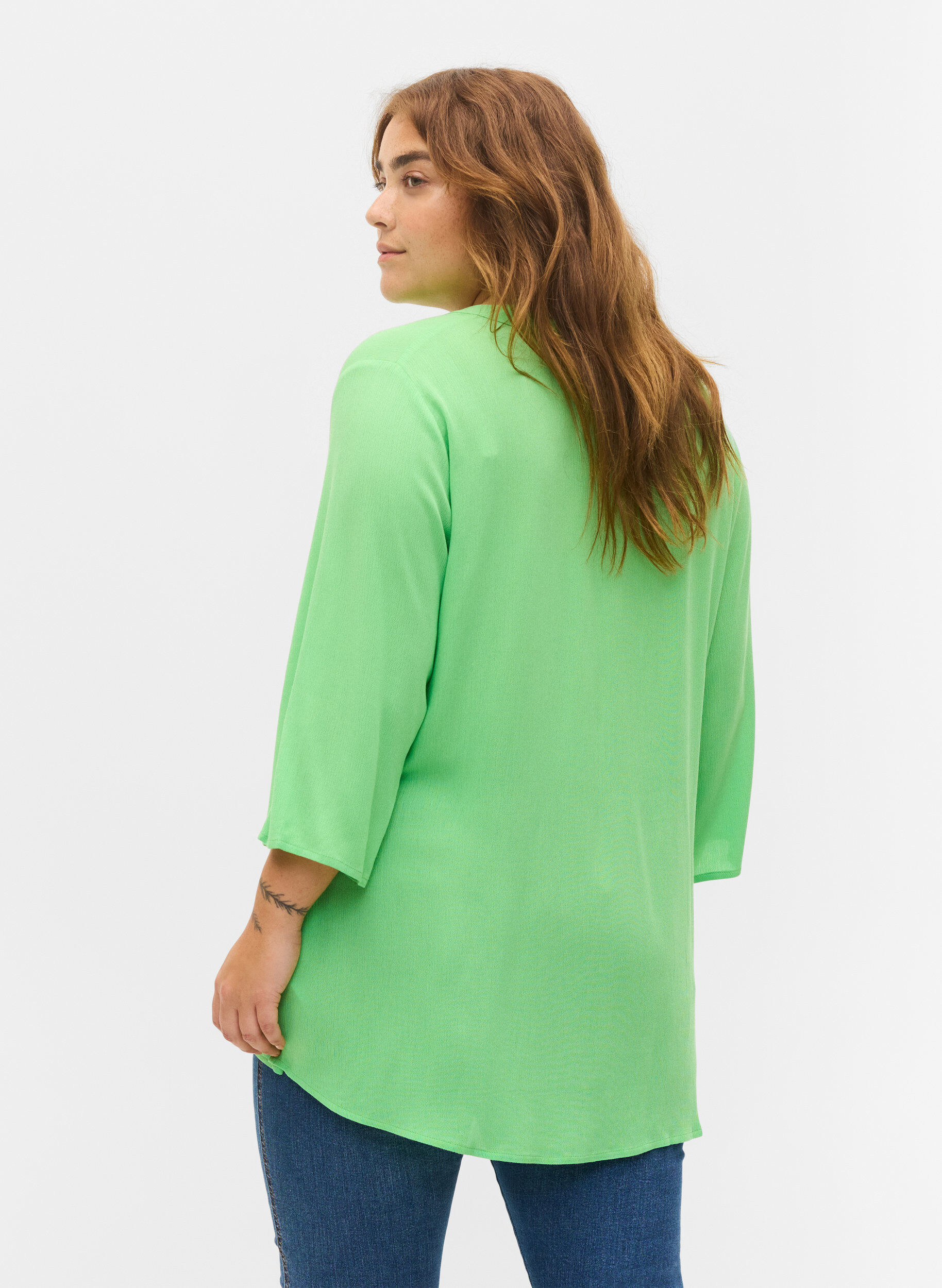 Zizzi Bluse i viskose med 3/4 ermer og V-hals, Summer Green, Model image number 1