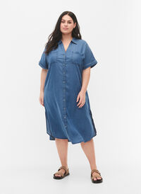 Kortermet skjortekjole i lyocell (TENCEL™), Medium Blue Denim, Model