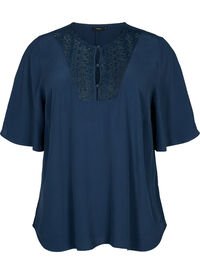 Viskosebluse med 1/2 ermer og broderidetaljer
