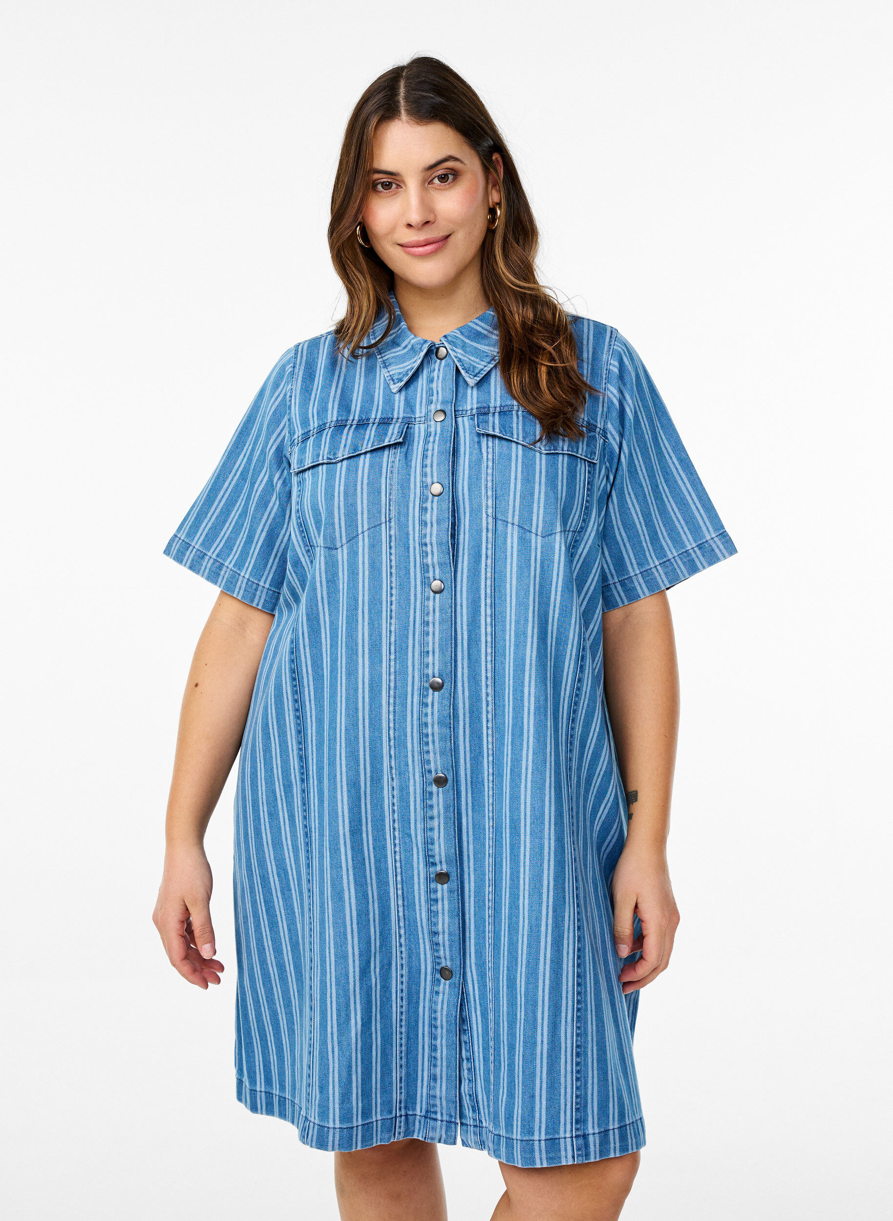 Zizzi Kort denimskjortekjole med stripet m&oslash;nster, Bl&aring;, Model image number 0