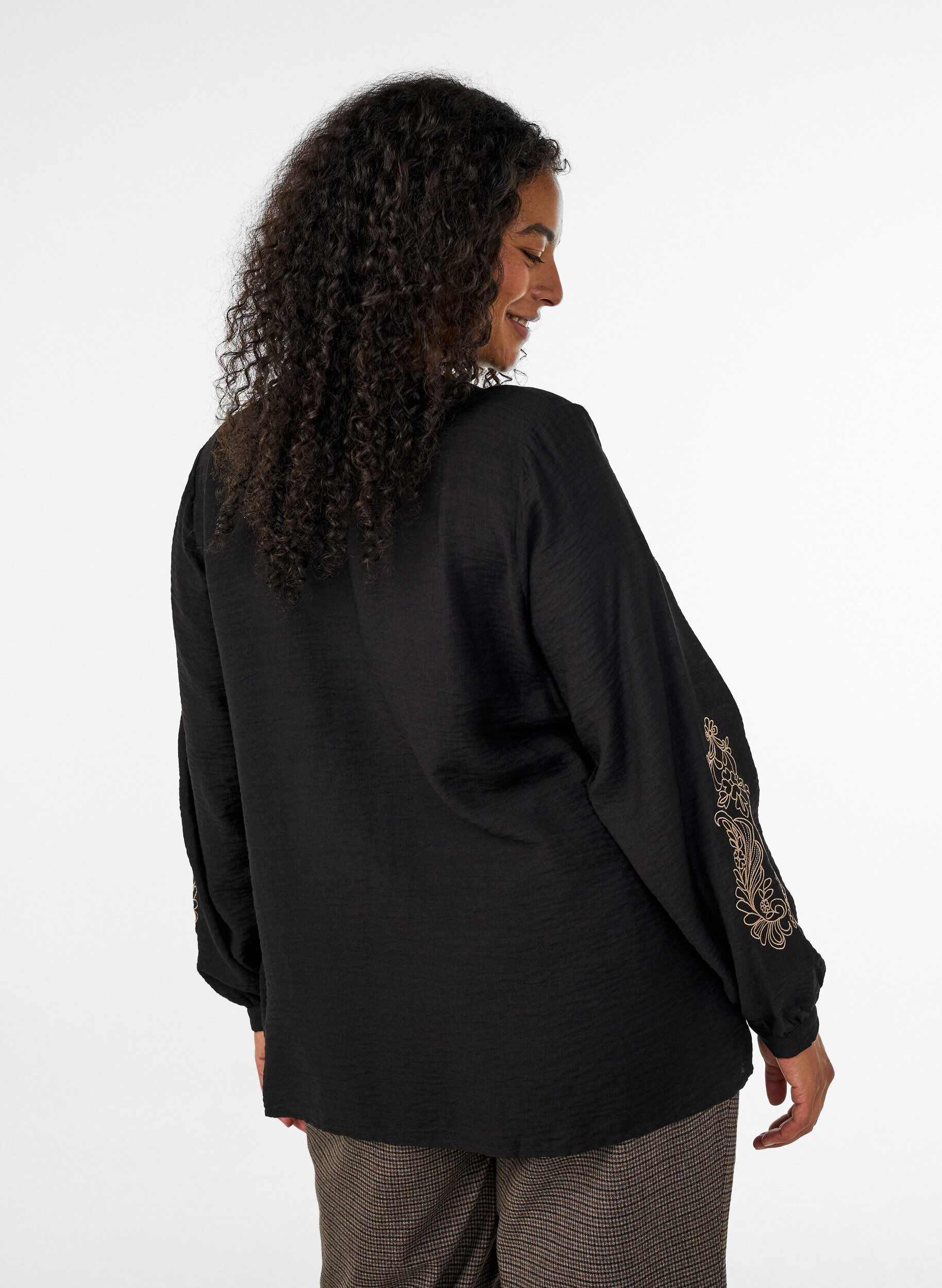 ZizziViskoseskjorte med broderte ermer, Svart, Model image number 2
