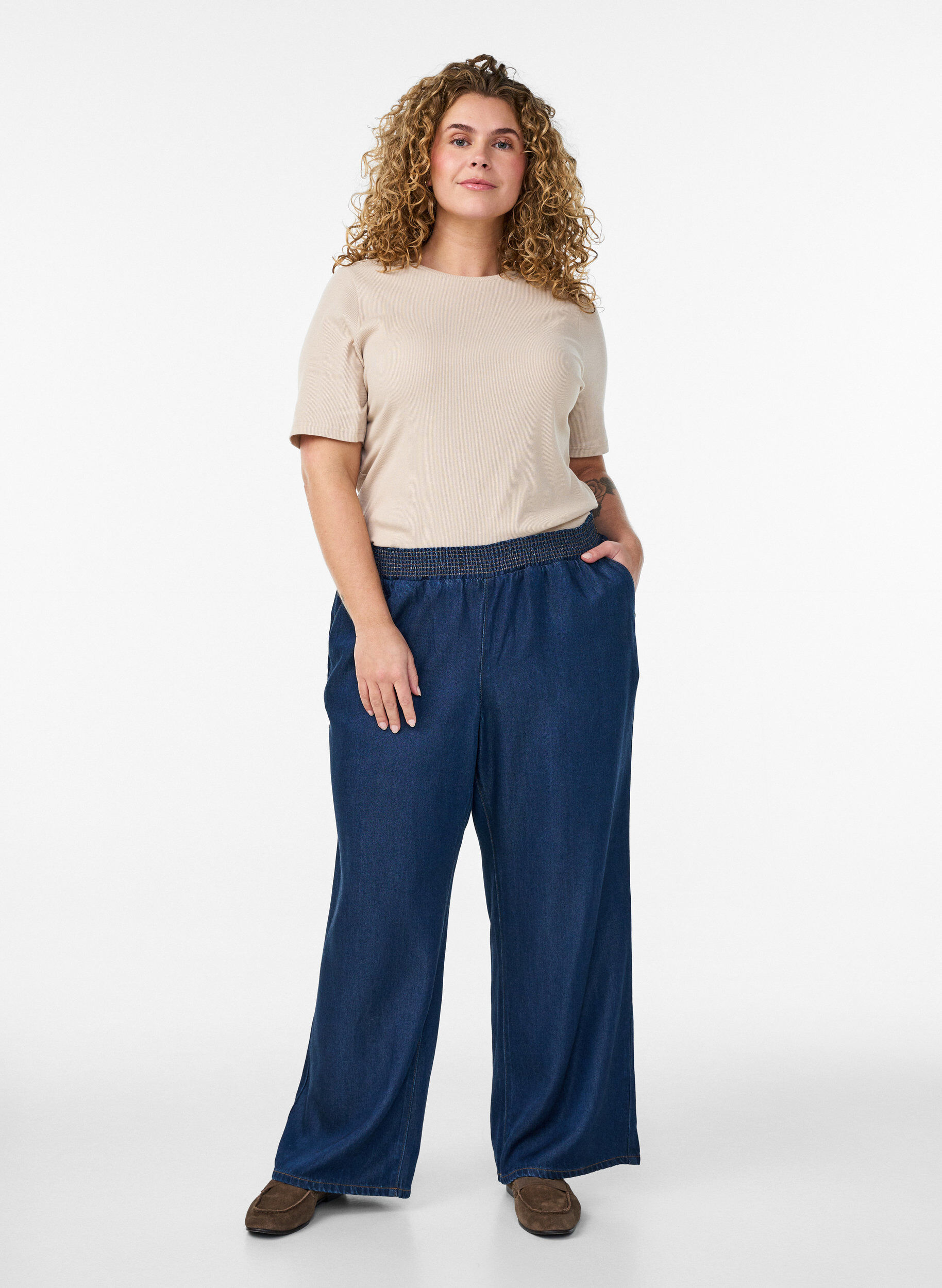 Zizzi Basic ribbestrikket T-skjorte med rund hals, Beige, Model image number 1