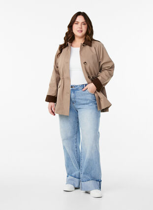 Zizzi Vårjakke med kontrasterende cordfløyelsdetaljer, Desert Taupe, Model image number 2