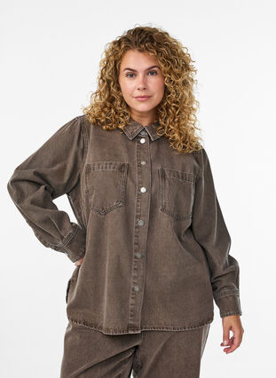 Zizzi Farget denimskjorte med brystlommer, Brown Denim, Model image number 0