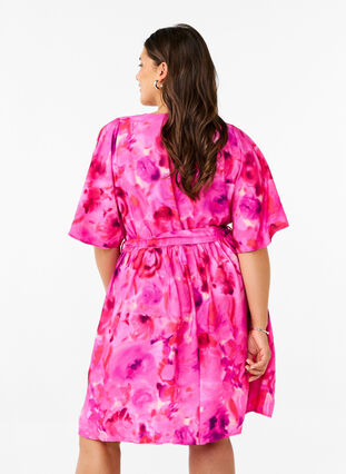 Zizzi Knelang kjole med blomstertrykk og omslags-look, Pink Rose AOP, Model image number 2