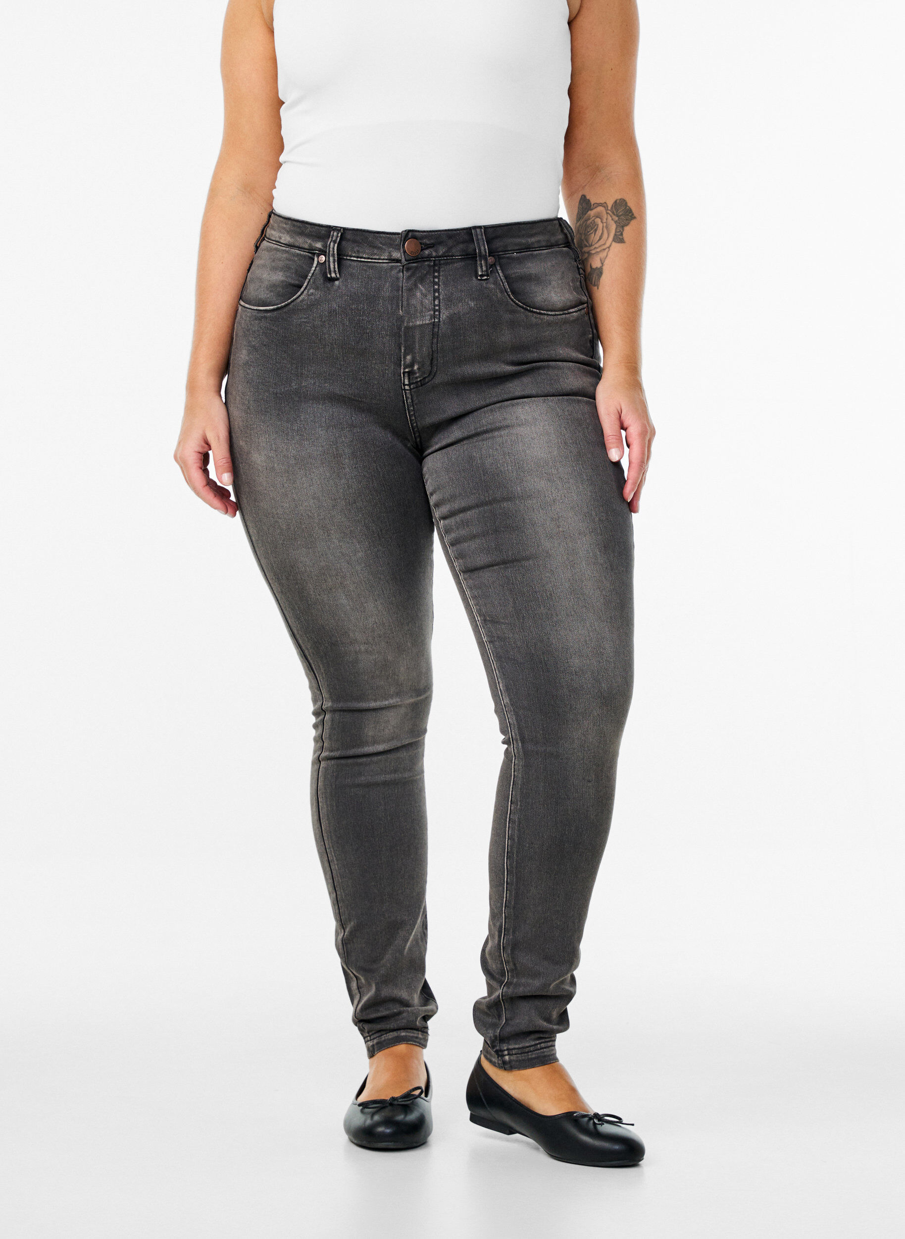 ZizziSuper slim Amy jeans med h&oslash;yt liv, Dark Grey Denim, Model image number 2