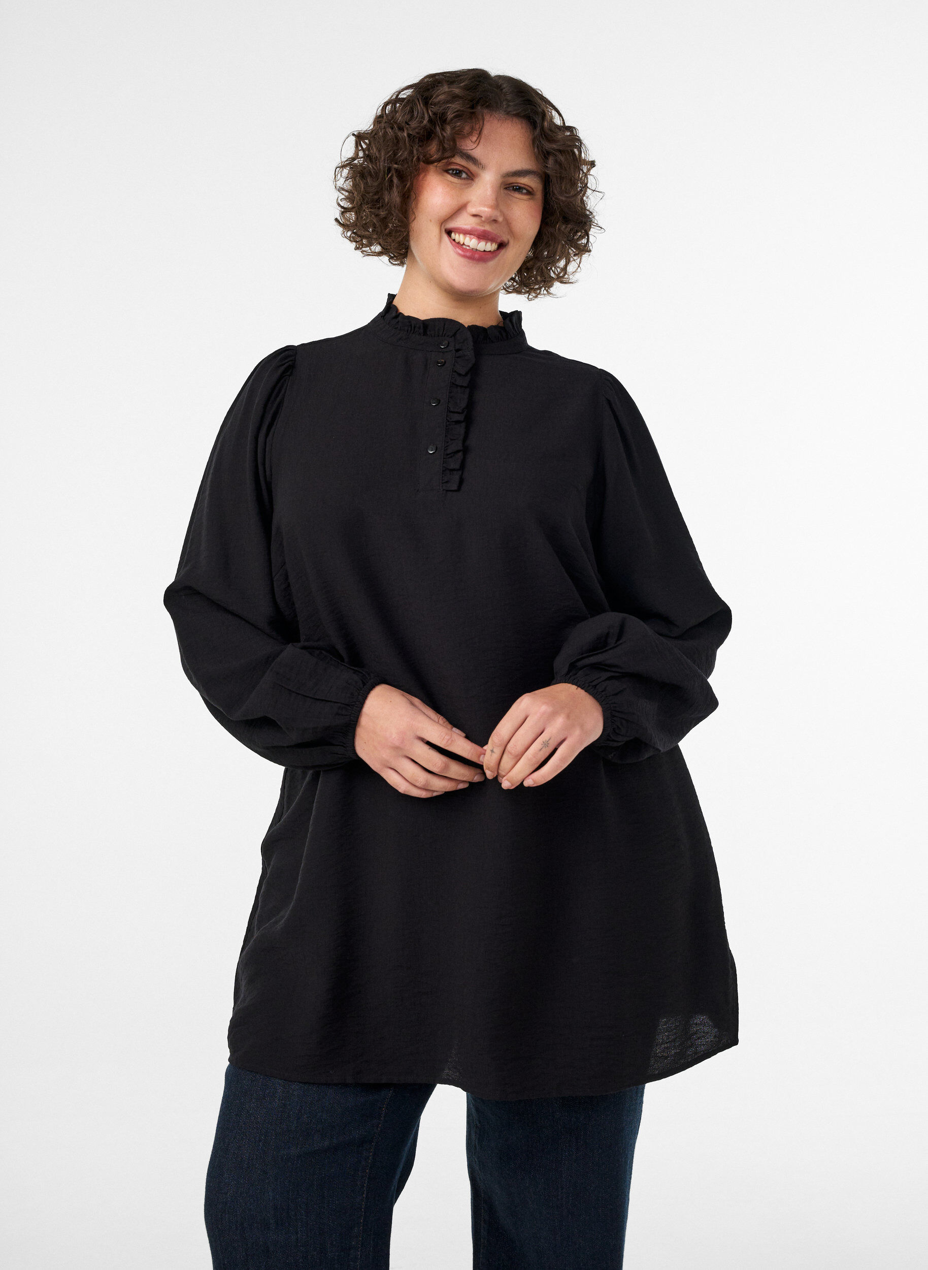 ZizziViskosetunika med volanger og knapper, Svart, Model image number 0