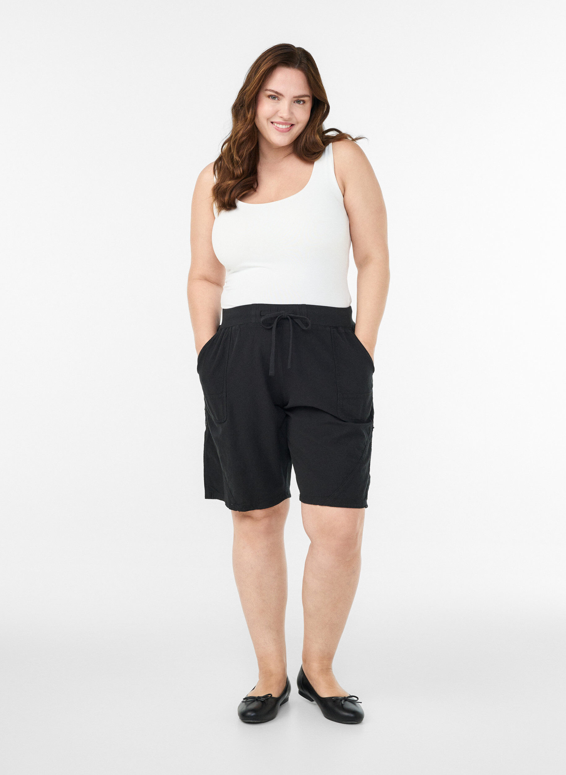Zizzi L&oslash;s shorts av bomull med lommer, Svart, Model image number 1