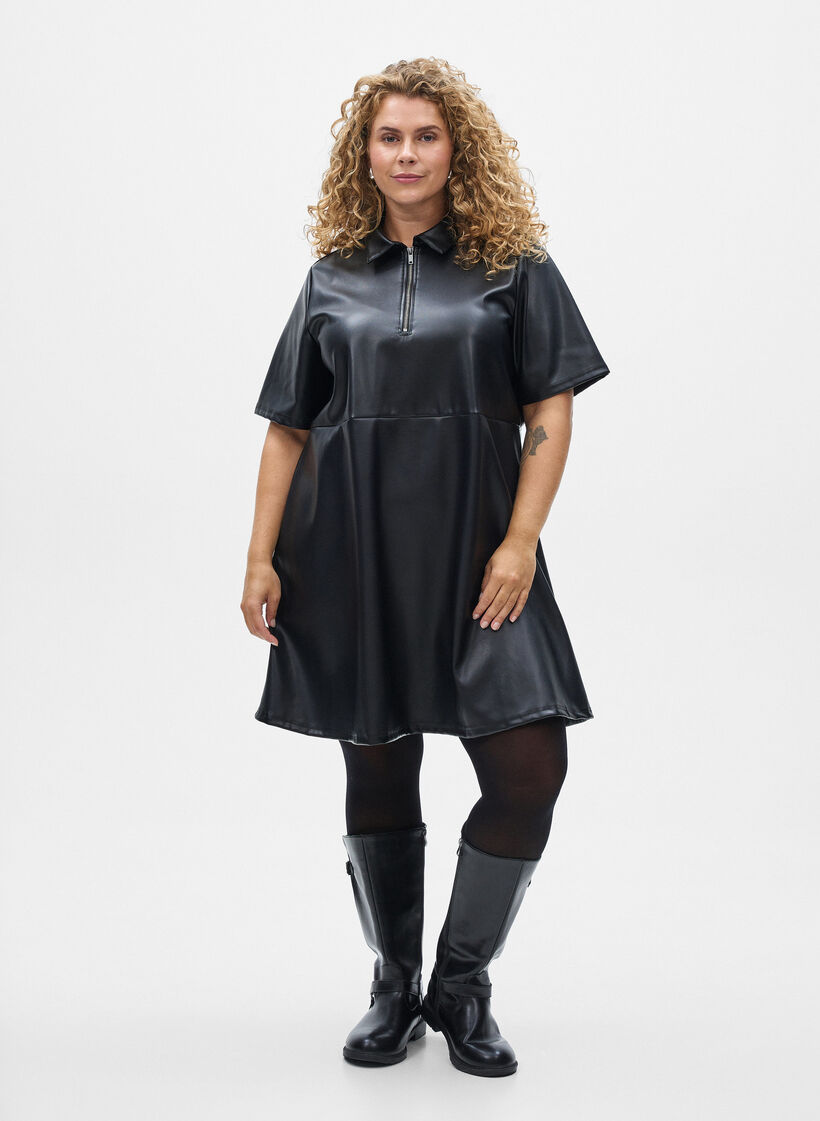 Kort kjole i imitert skinn med A-formet snitt, Black, Model