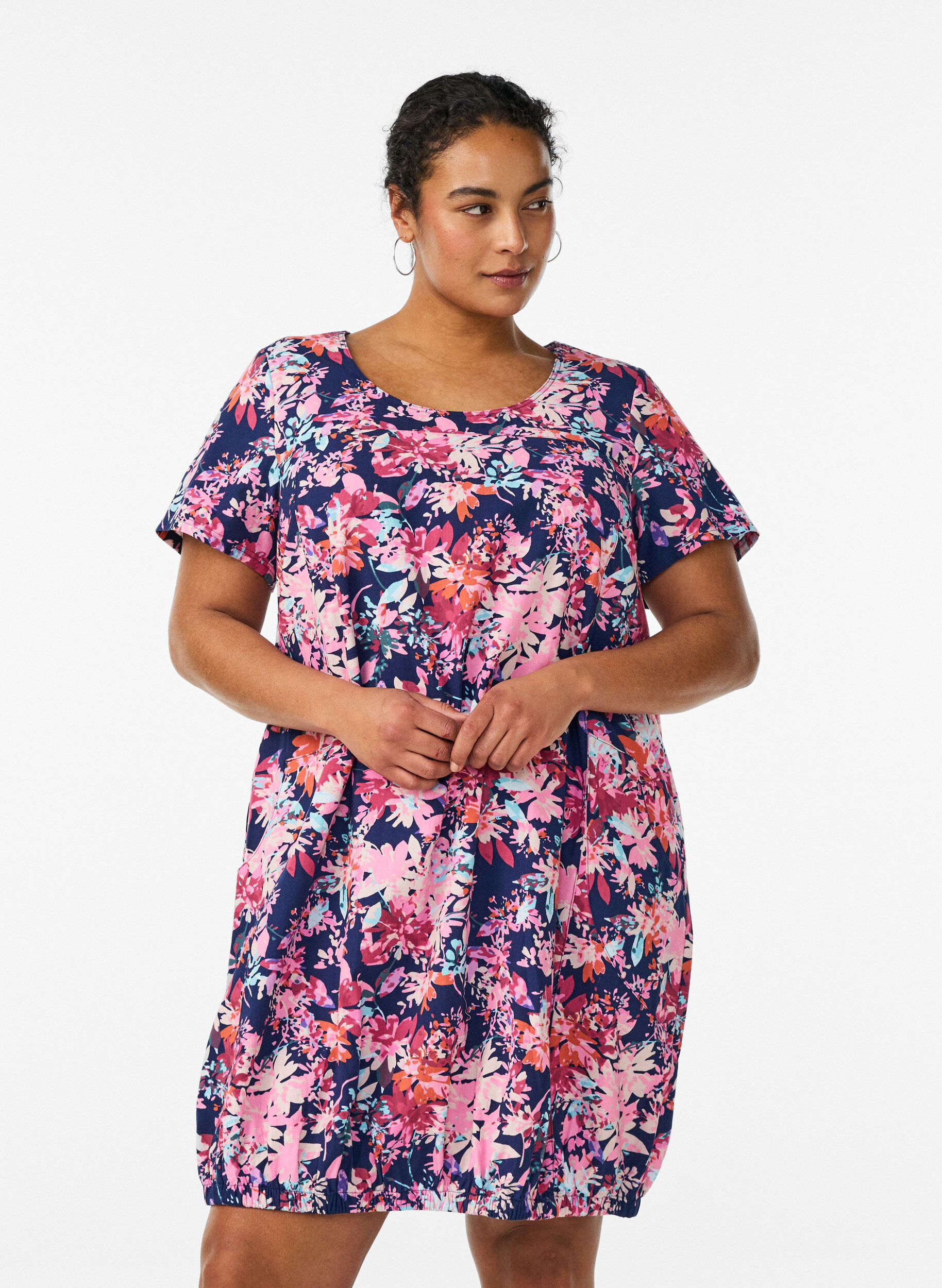 Kortermet bomullskjole med trykt m&oslash;nster, Bl&aring;, Model