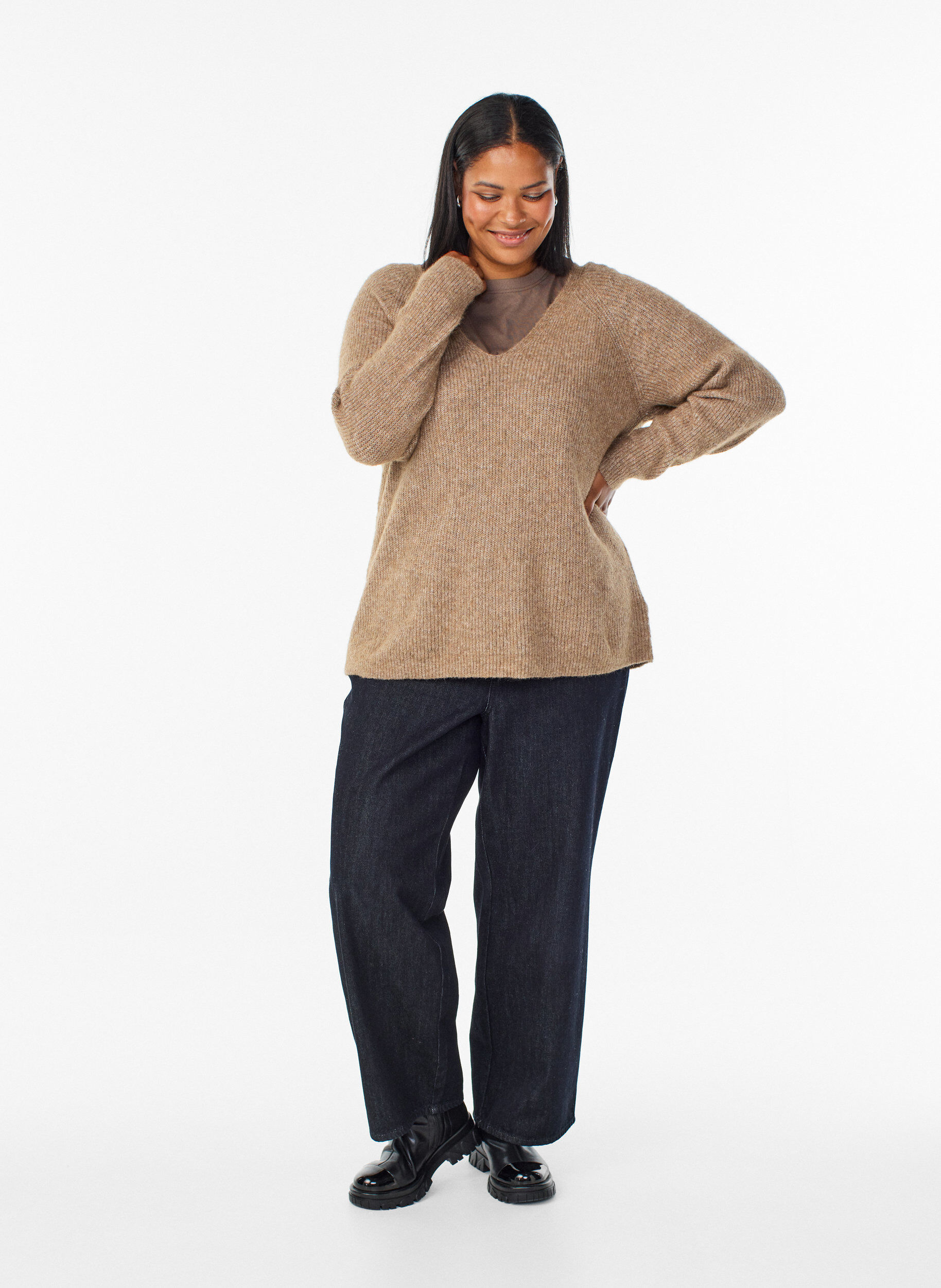 Zizzi Strikkebluse med V-hals og raglanermer, Brun, Model image number 1